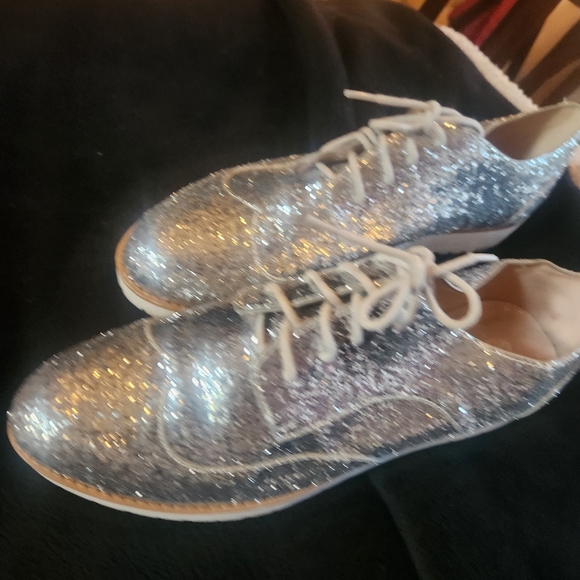 Sparkly spectator - Picture 2 of 5